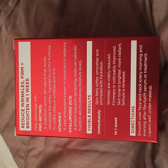 L'Oreal Revitalift Triple Power Anti-Aging Moisturizer - Red - Picture 3 of 4